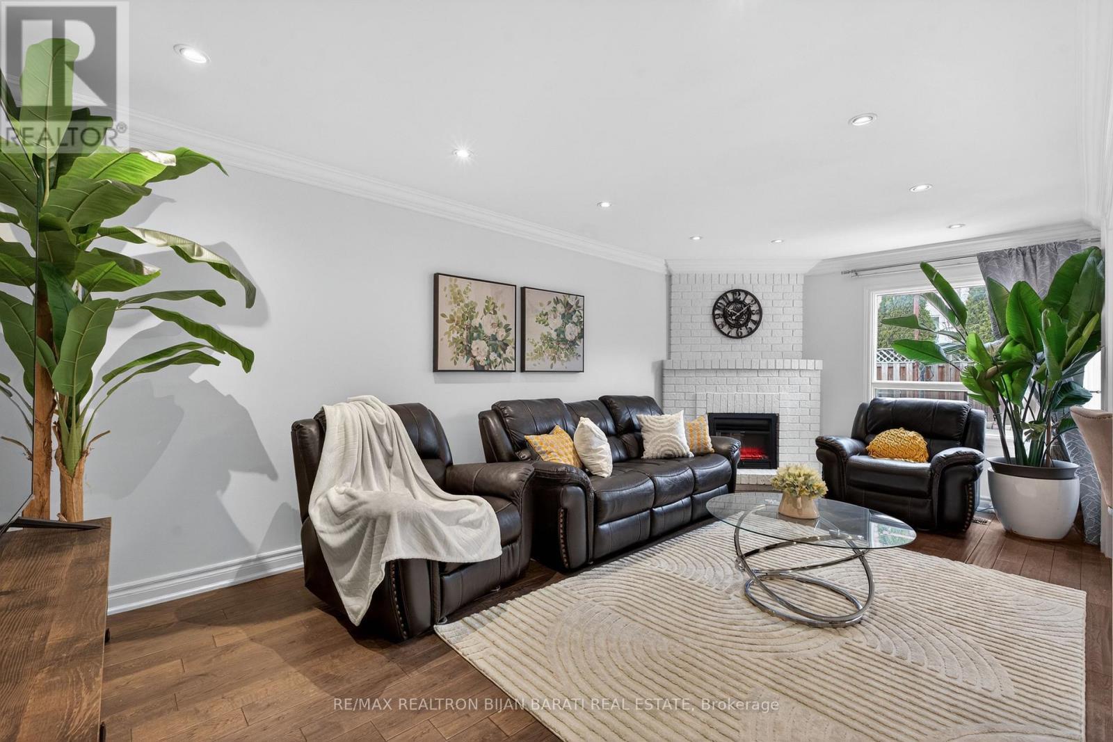 92 Weldrick Road E, Richmond Hill, ON - Indoor Photo Showing Living Room With Fireplace