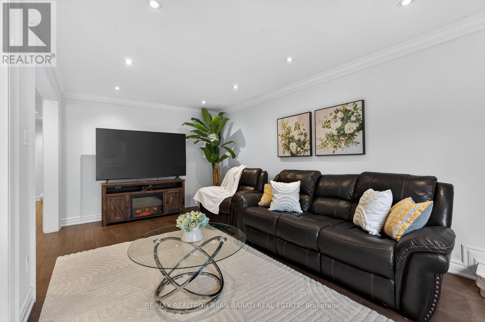 92 Weldrick Road E, Richmond Hill, ON - Indoor Photo Showing Living Room