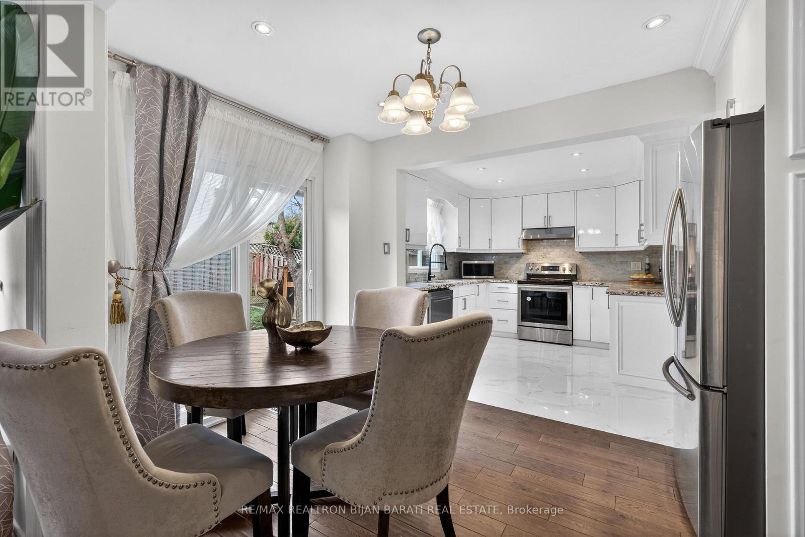92 Weldrick Road E, Richmond Hill, ON - Indoor Photo Showing Dining Room