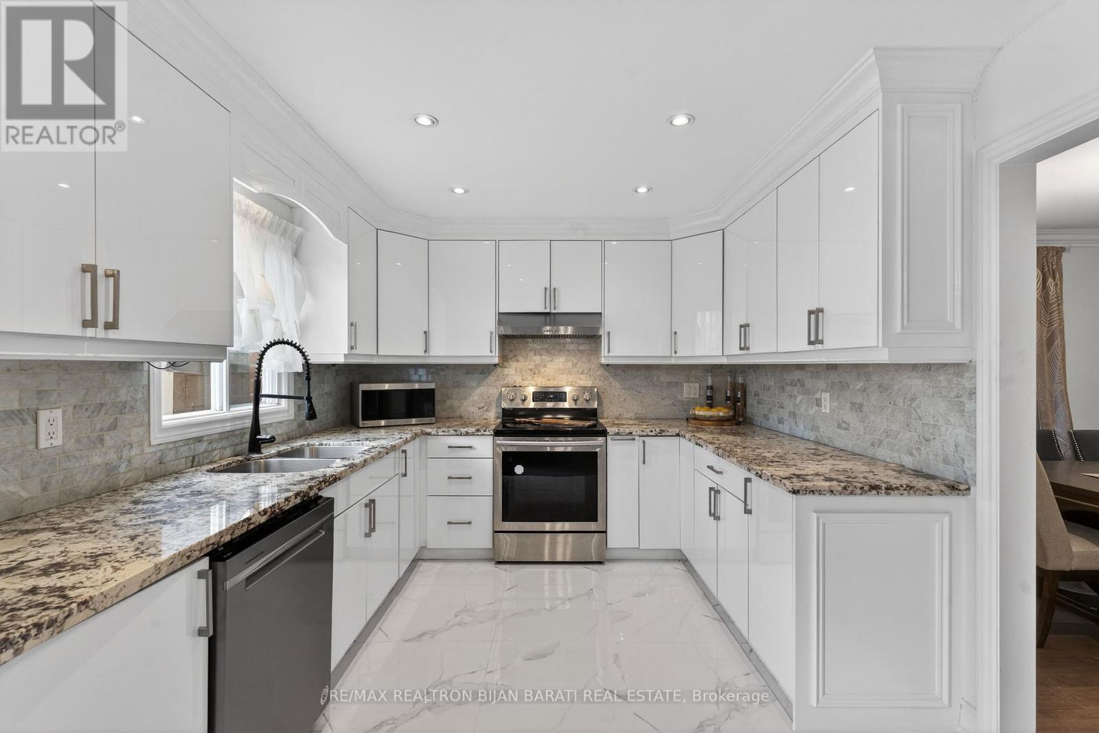 92 Weldrick Road E, Richmond Hill, ON - Indoor Photo Showing Kitchen With Double Sink With Upgraded Kitchen
