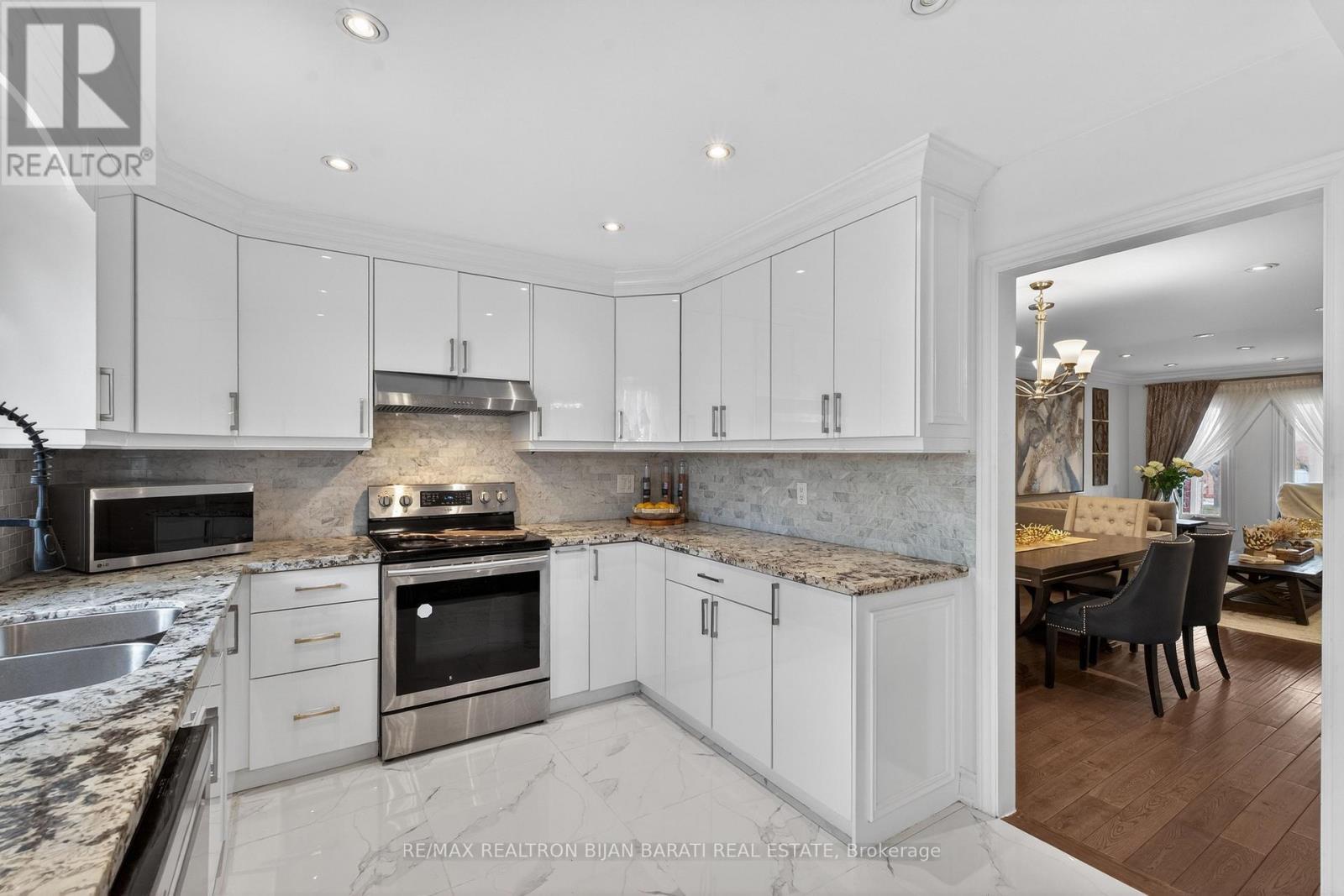 92 Weldrick Road E, Richmond Hill, ON - Indoor Photo Showing Kitchen With Stainless Steel Kitchen With Upgraded Kitchen