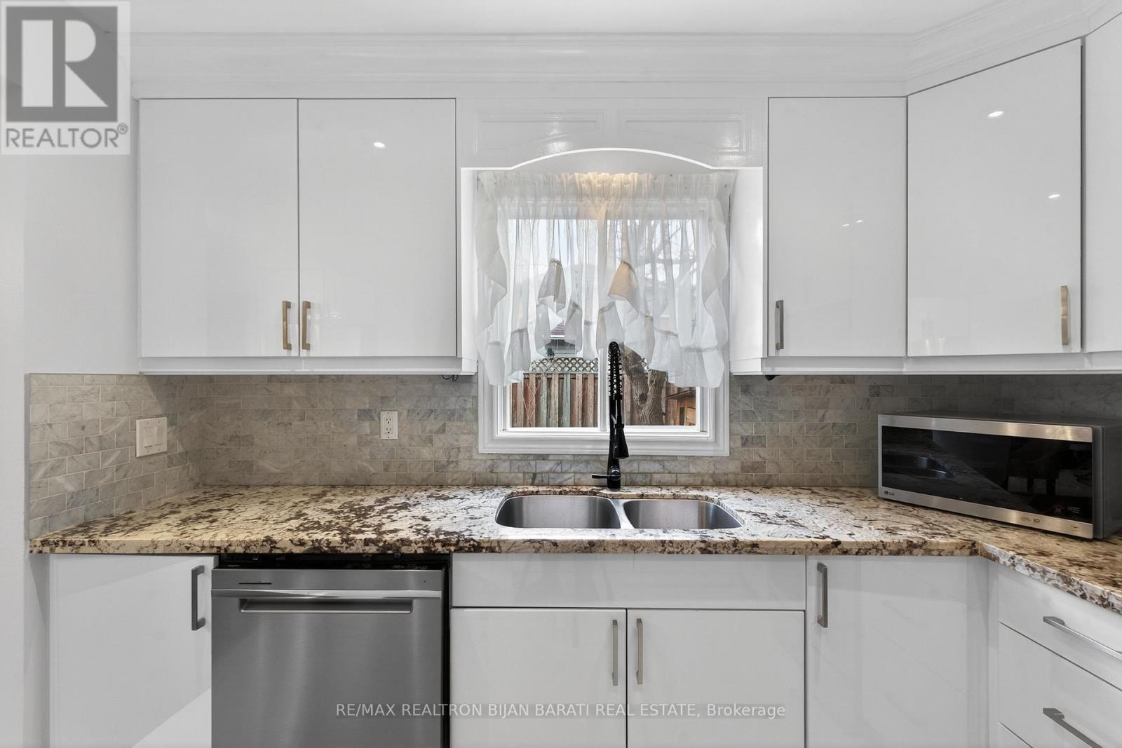 92 Weldrick Road E, Richmond Hill, ON - Indoor Photo Showing Kitchen With Double Sink With Upgraded Kitchen