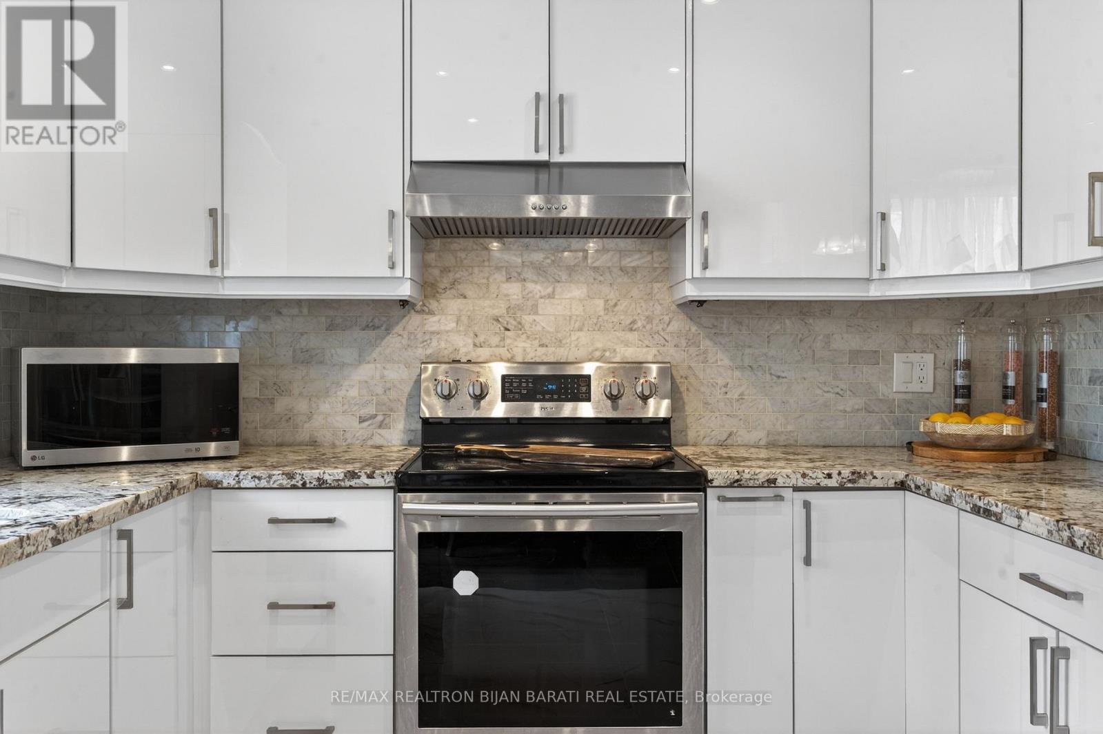 92 Weldrick Road E, Richmond Hill, ON - Indoor Photo Showing Kitchen With Upgraded Kitchen