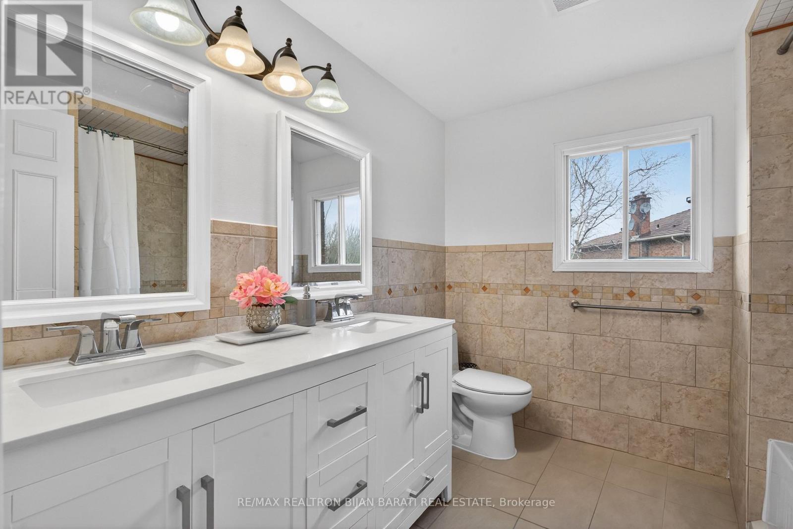 92 Weldrick Road E, Richmond Hill, ON - Indoor Photo Showing Bathroom