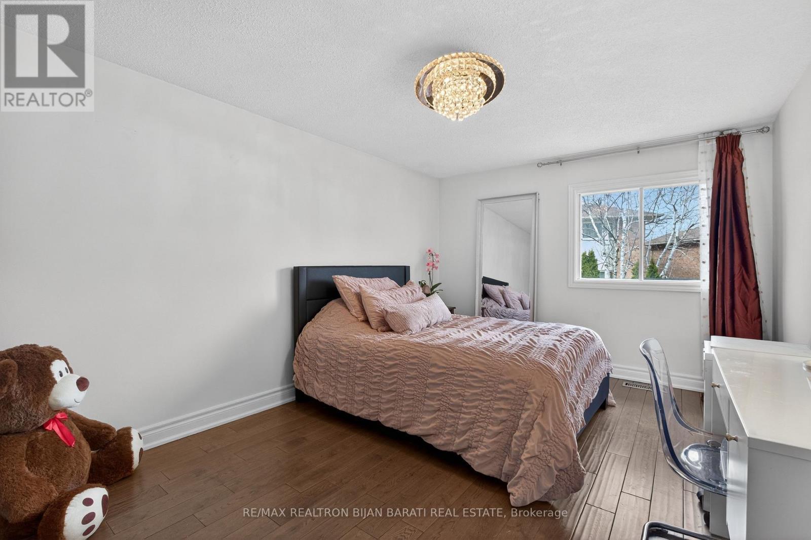 92 Weldrick Road E, Richmond Hill, ON - Indoor Photo Showing Bedroom