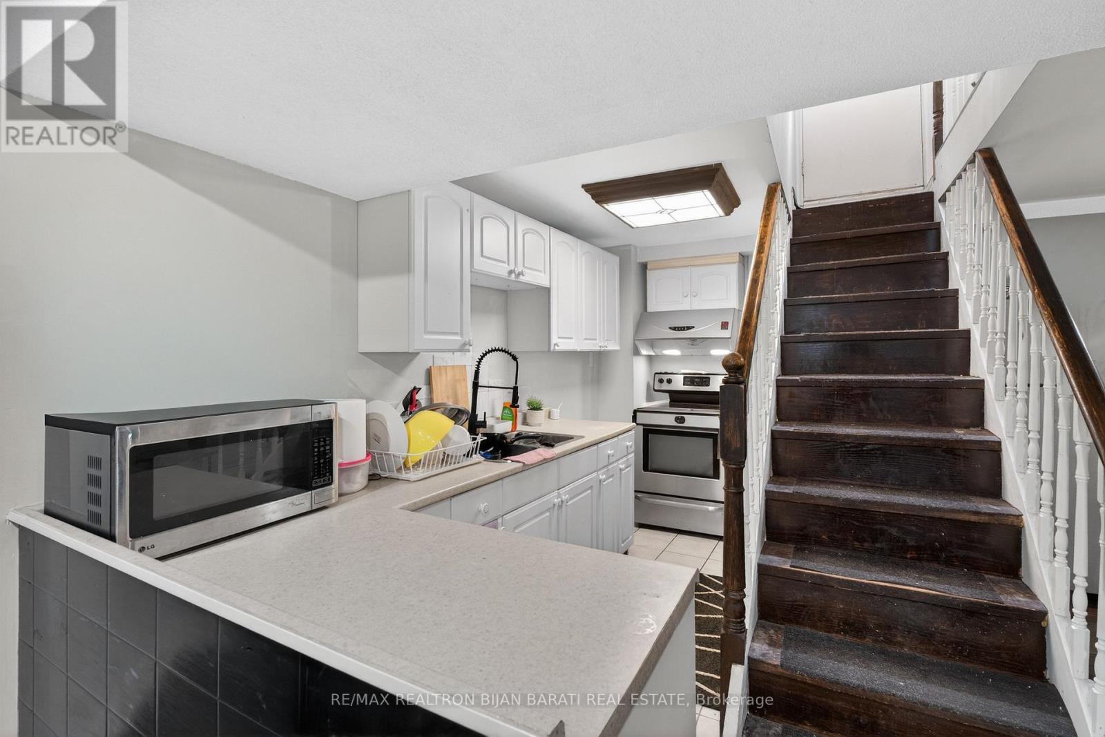 92 Weldrick Road E, Richmond Hill, ON - Indoor Photo Showing Kitchen With Double Sink