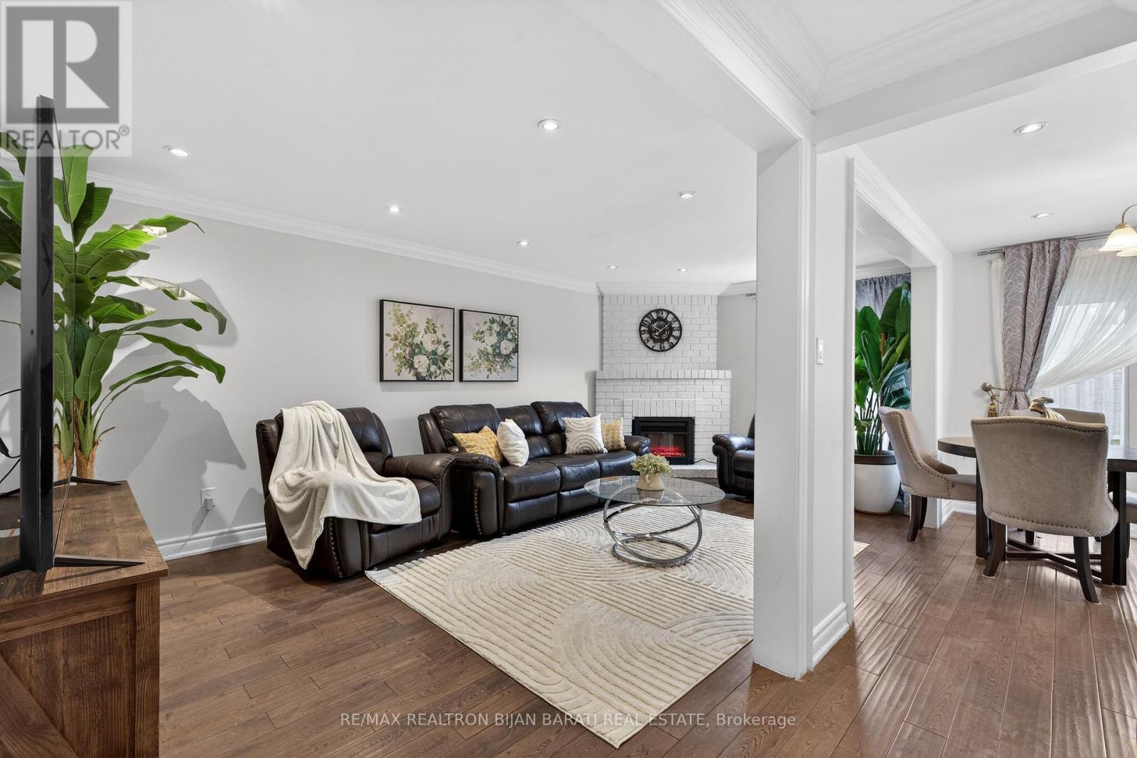 92 Weldrick Road E, Richmond Hill, ON - Indoor With Fireplace