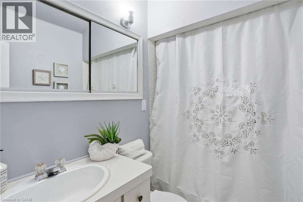 7 West 1St Street, Hamilton, ON - Indoor Photo Showing Bathroom