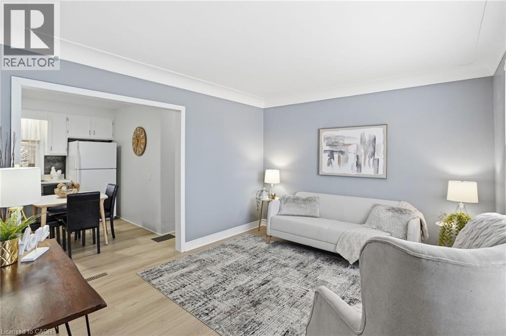 7 West 1St Street, Hamilton, ON - Indoor Photo Showing Living Room