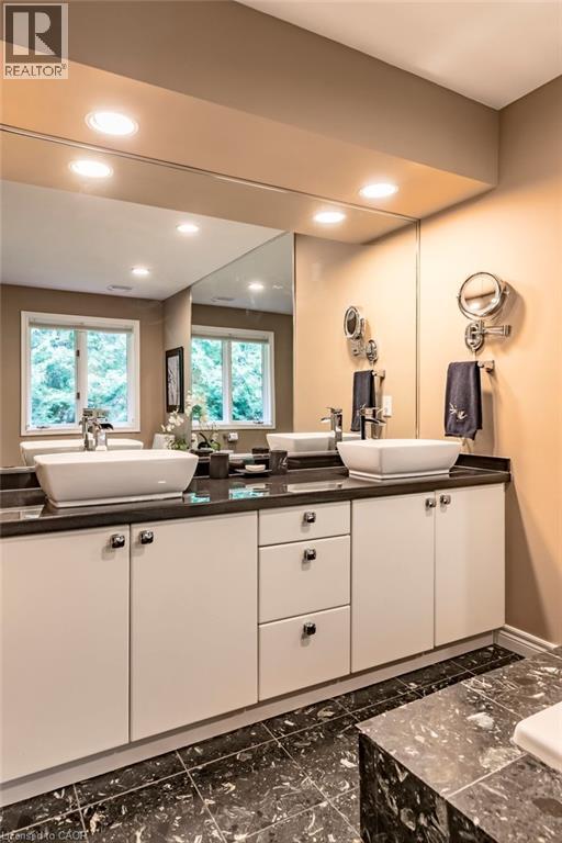 223 Briar Hill Crescent, Ancaster, ON - Indoor Photo Showing Bathroom