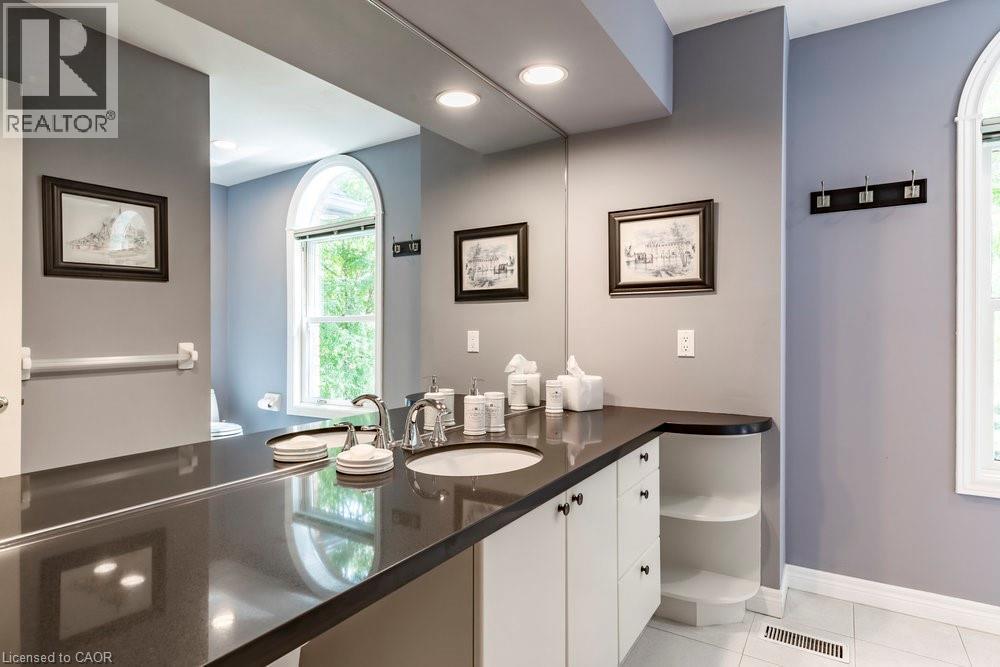 223 Briar Hill Crescent, Ancaster, ON - Indoor Photo Showing Bathroom