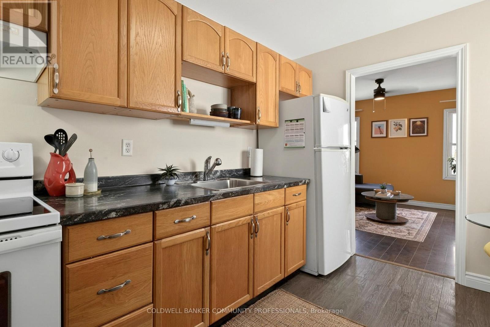 364 Tragina Avenue N, Hamilton, ON - Indoor Photo Showing Kitchen