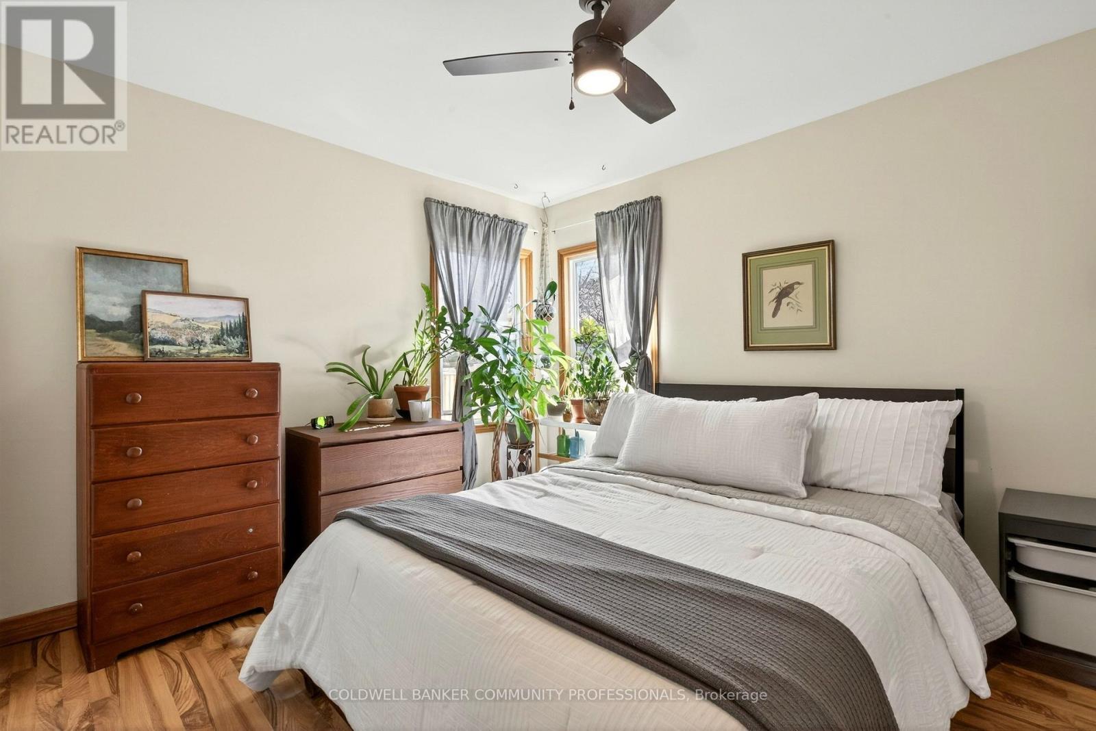 364 Tragina Avenue N, Hamilton, ON - Indoor Photo Showing Bedroom