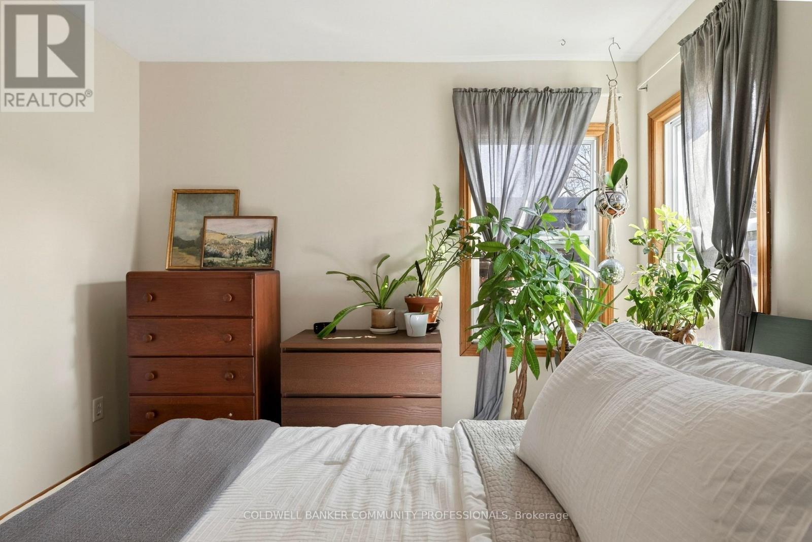 364 Tragina Avenue N, Hamilton, ON - Indoor Photo Showing Bedroom