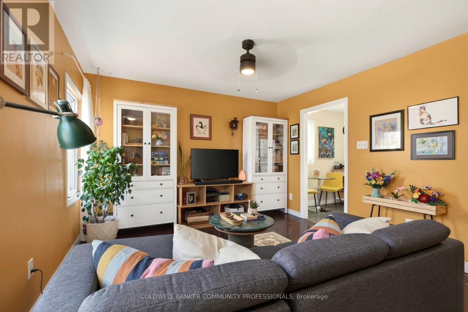 364 Tragina Avenue N, Hamilton, ON - Indoor Photo Showing Living Room