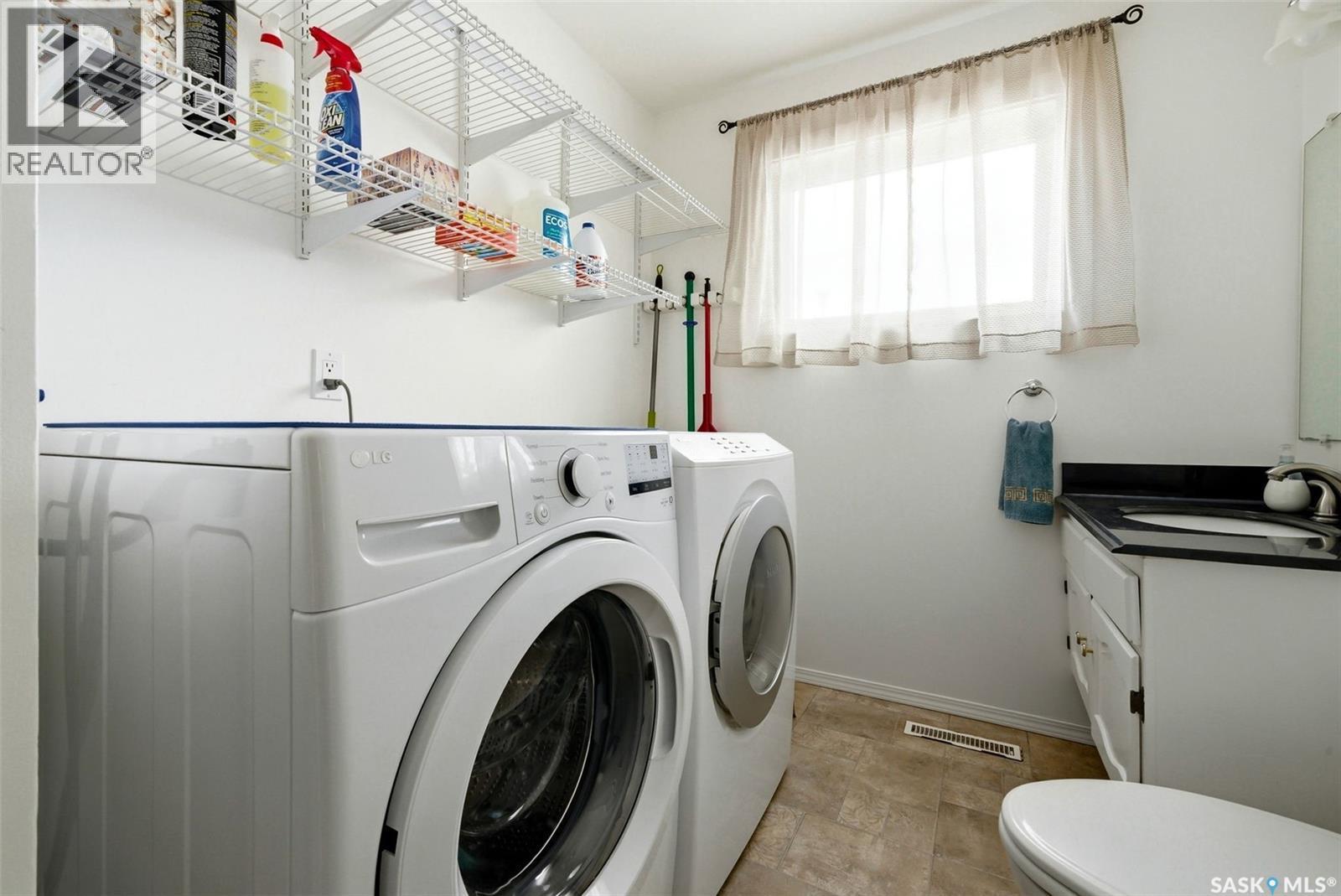 166 Deergrove Crescent, Regina, SK - Indoor Photo Showing Laundry Room