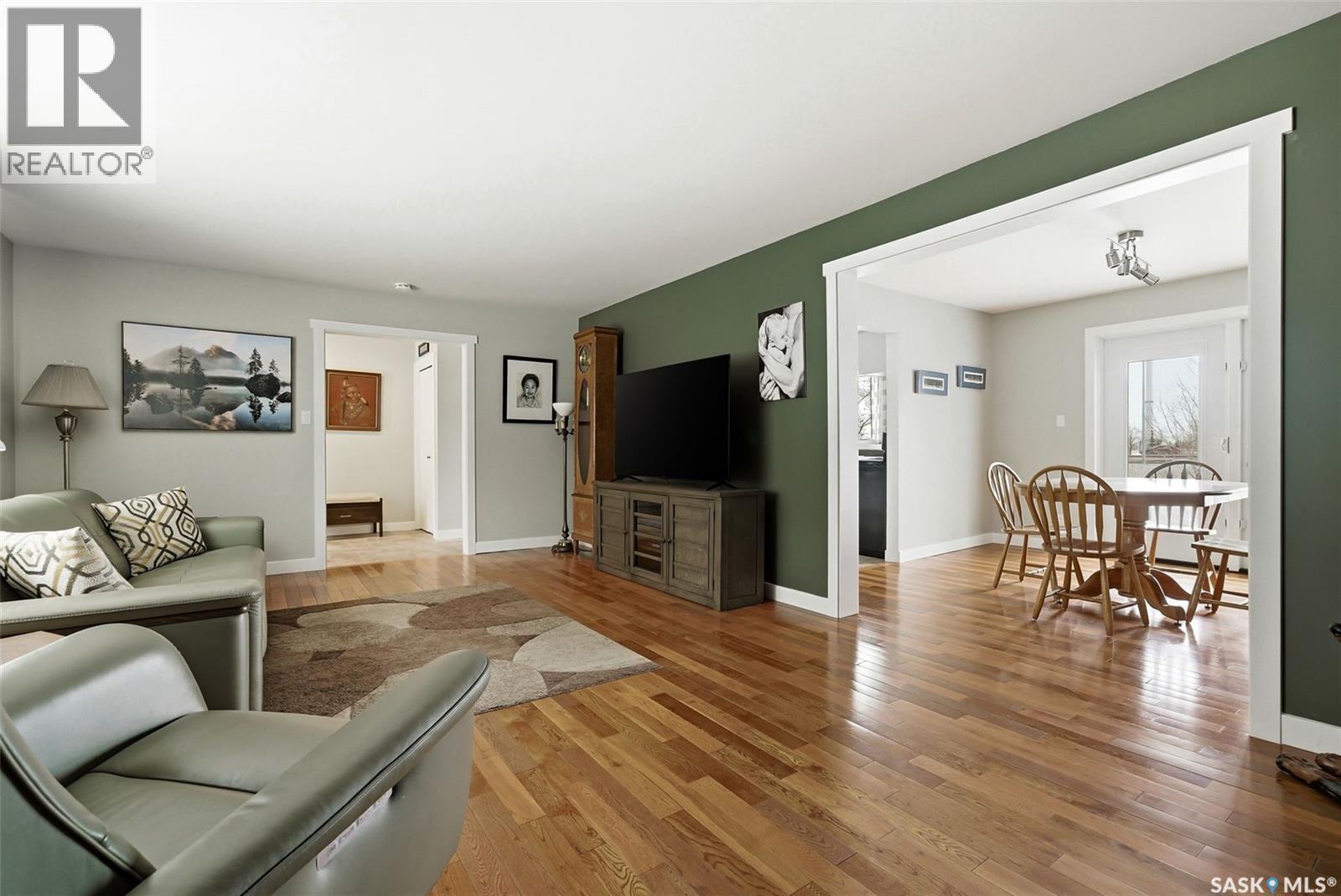 166 Deergrove Crescent, Regina, SK - Indoor Photo Showing Living Room