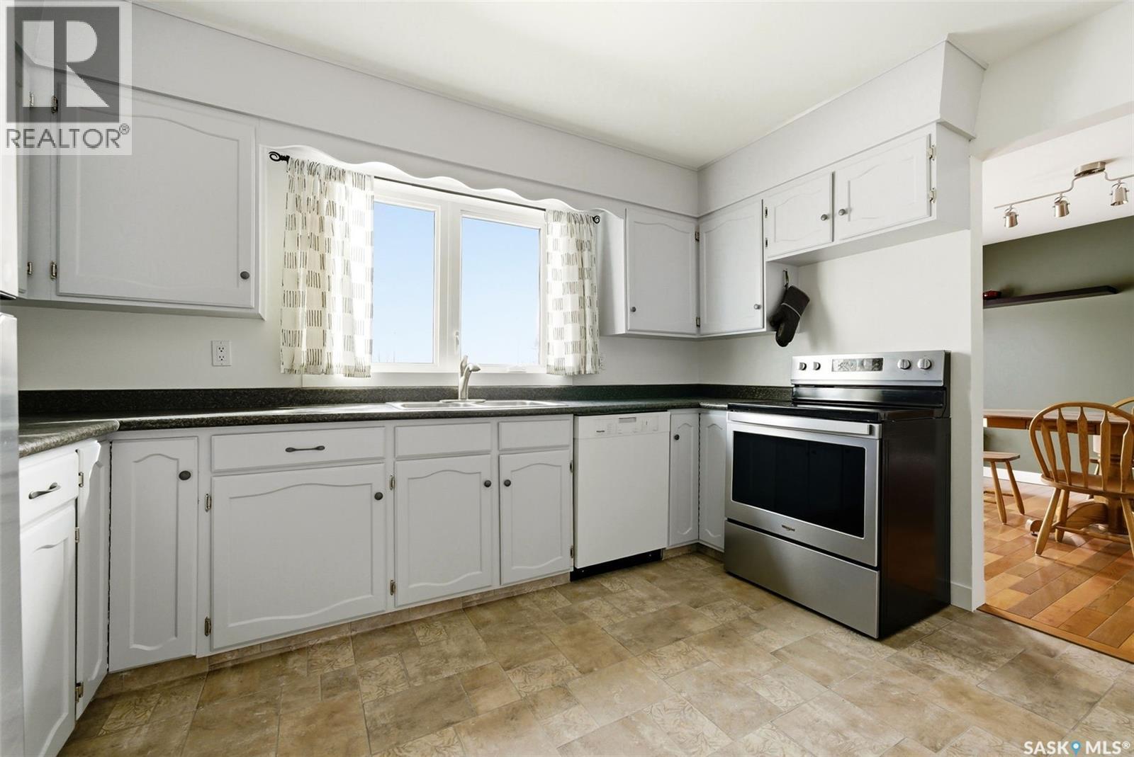 166 Deergrove Crescent, Regina, SK - Indoor Photo Showing Kitchen