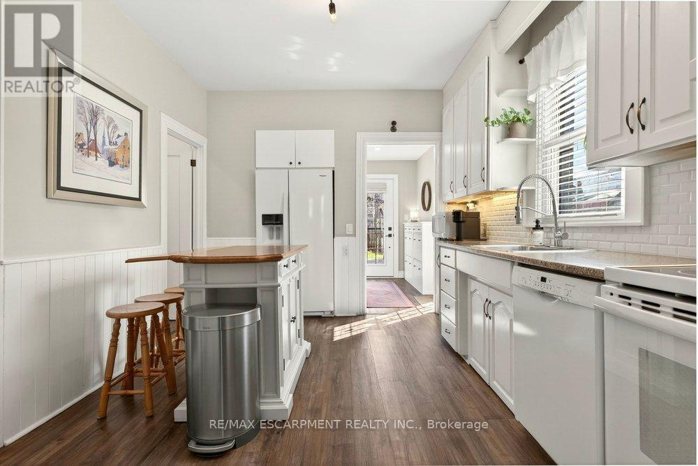 13 Richmond Street, Hamilton, ON - Indoor Photo Showing Kitchen