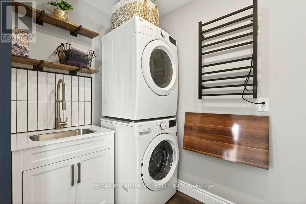 13 Richmond Street, Hamilton, ON - Indoor Photo Showing Laundry Room
