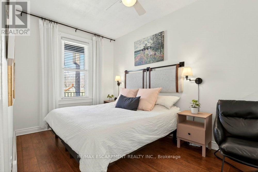 13 Richmond Street, Hamilton, ON - Indoor Photo Showing Bedroom
