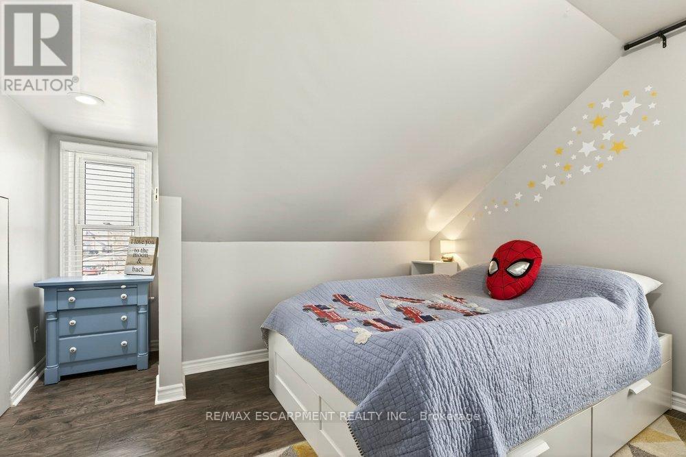13 Richmond Street, Hamilton, ON - Indoor Photo Showing Bedroom