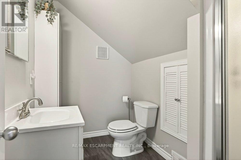 13 Richmond Street, Hamilton, ON - Indoor Photo Showing Bathroom