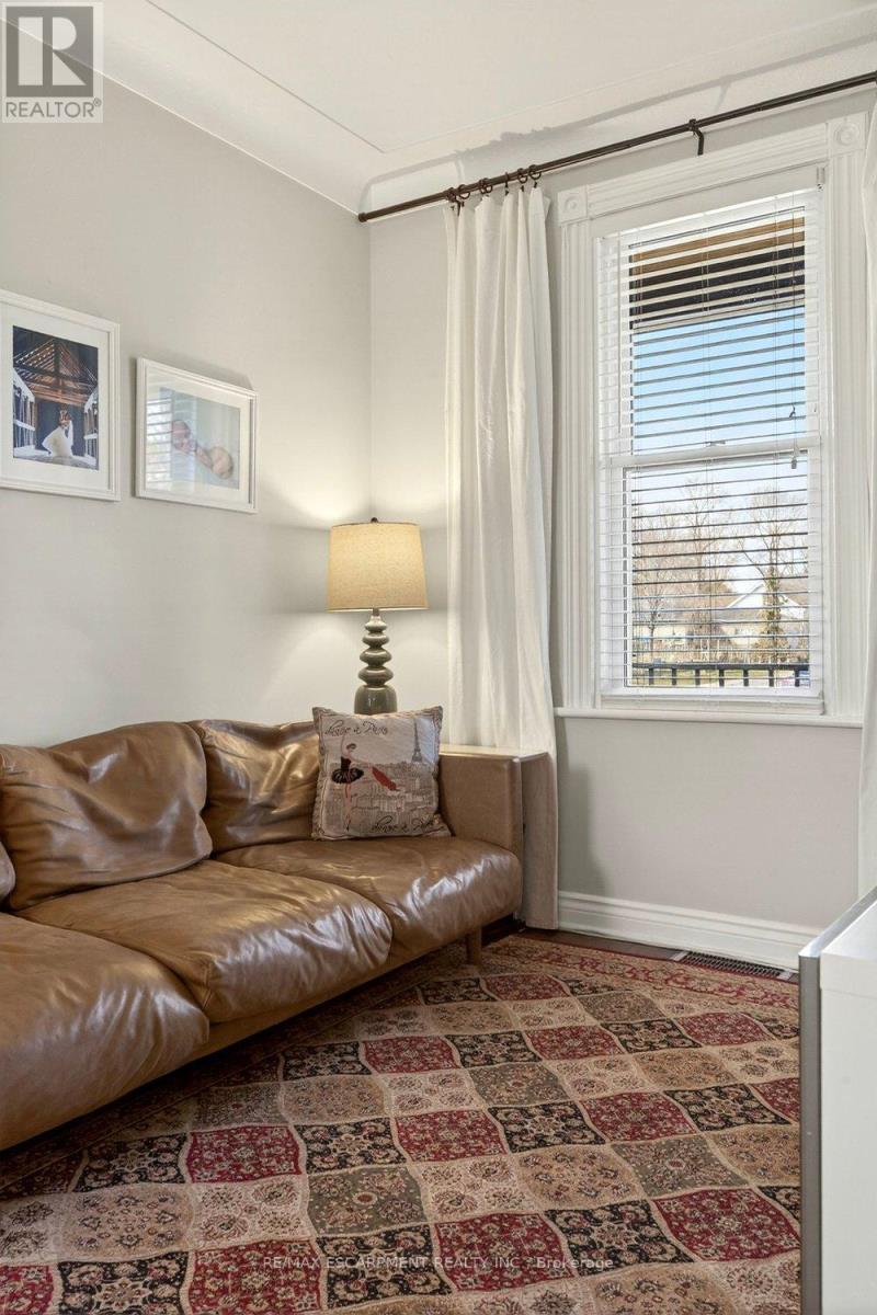 13 Richmond Street, Hamilton, ON - Indoor Photo Showing Living Room