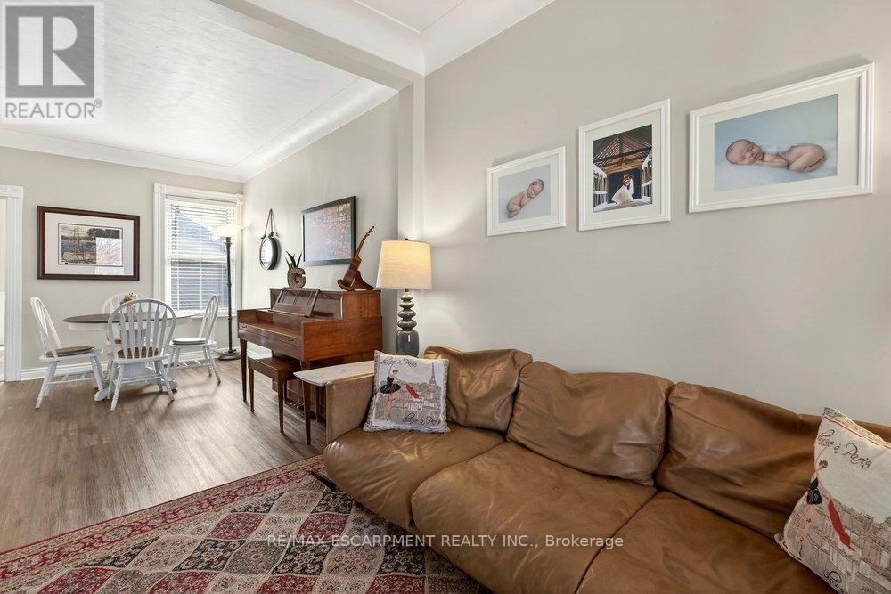 13 Richmond Street, Hamilton, ON - Indoor Photo Showing Living Room