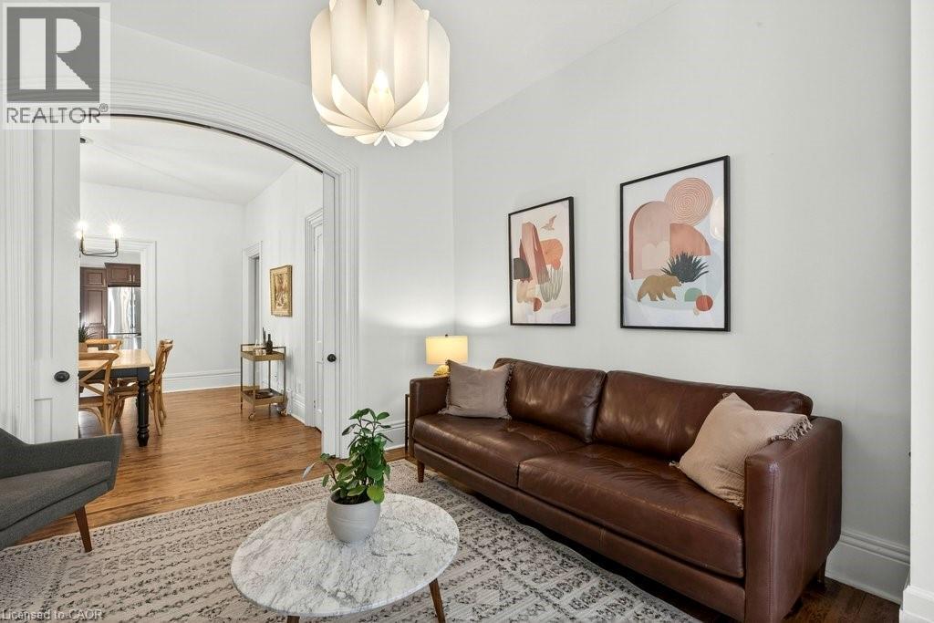 87 East Avenue N, Hamilton, ON - Indoor Photo Showing Living Room