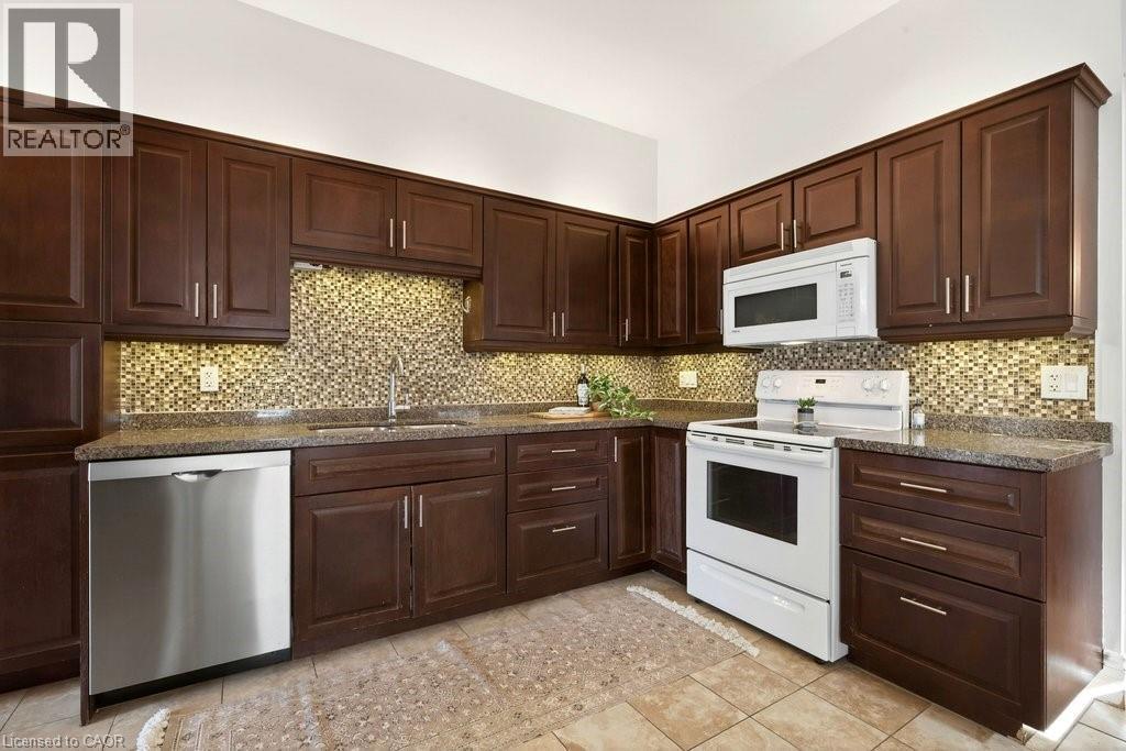 87 East Avenue N, Hamilton, ON - Indoor Photo Showing Kitchen