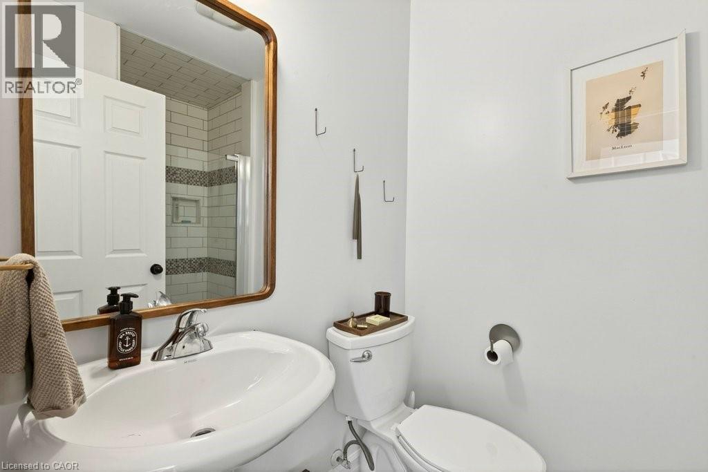87 East Avenue N, Hamilton, ON - Indoor Photo Showing Bathroom