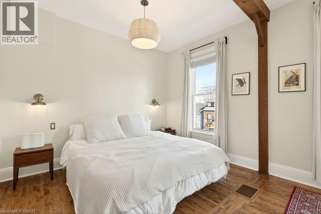 87 East Avenue N, Hamilton, ON - Indoor Photo Showing Bedroom