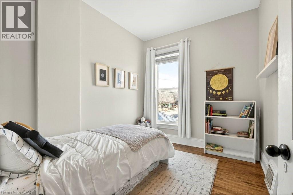 87 East Avenue N, Hamilton, ON - Indoor Photo Showing Bedroom