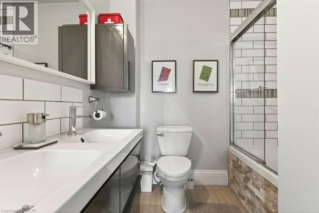 87 East Avenue N, Hamilton, ON - Indoor Photo Showing Bathroom