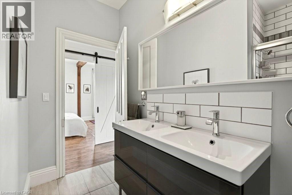 87 East Avenue N, Hamilton, ON - Indoor Photo Showing Bathroom