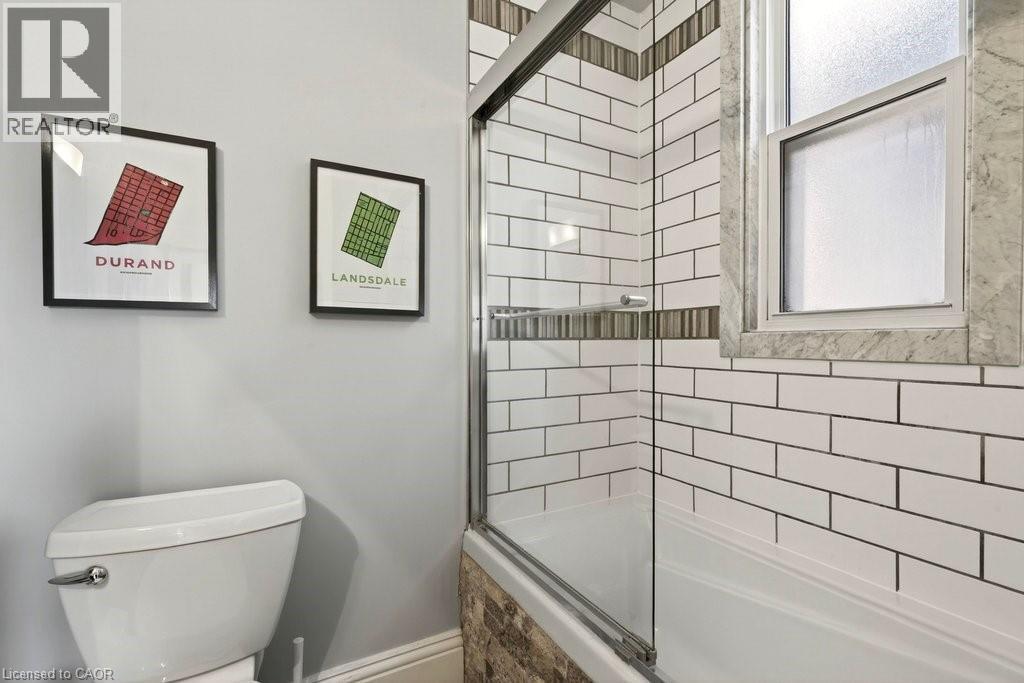 87 East Avenue N, Hamilton, ON - Indoor Photo Showing Bathroom