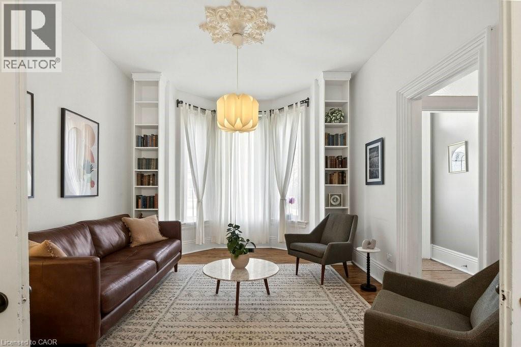 87 East Avenue N, Hamilton, ON - Indoor Photo Showing Living Room