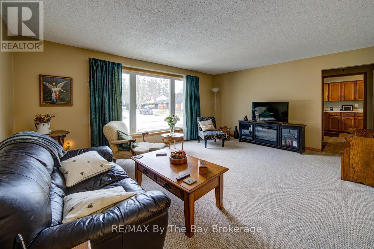 229 Datas Drive E, Clearview (Stayner), ON - Indoor Photo Showing Living Room