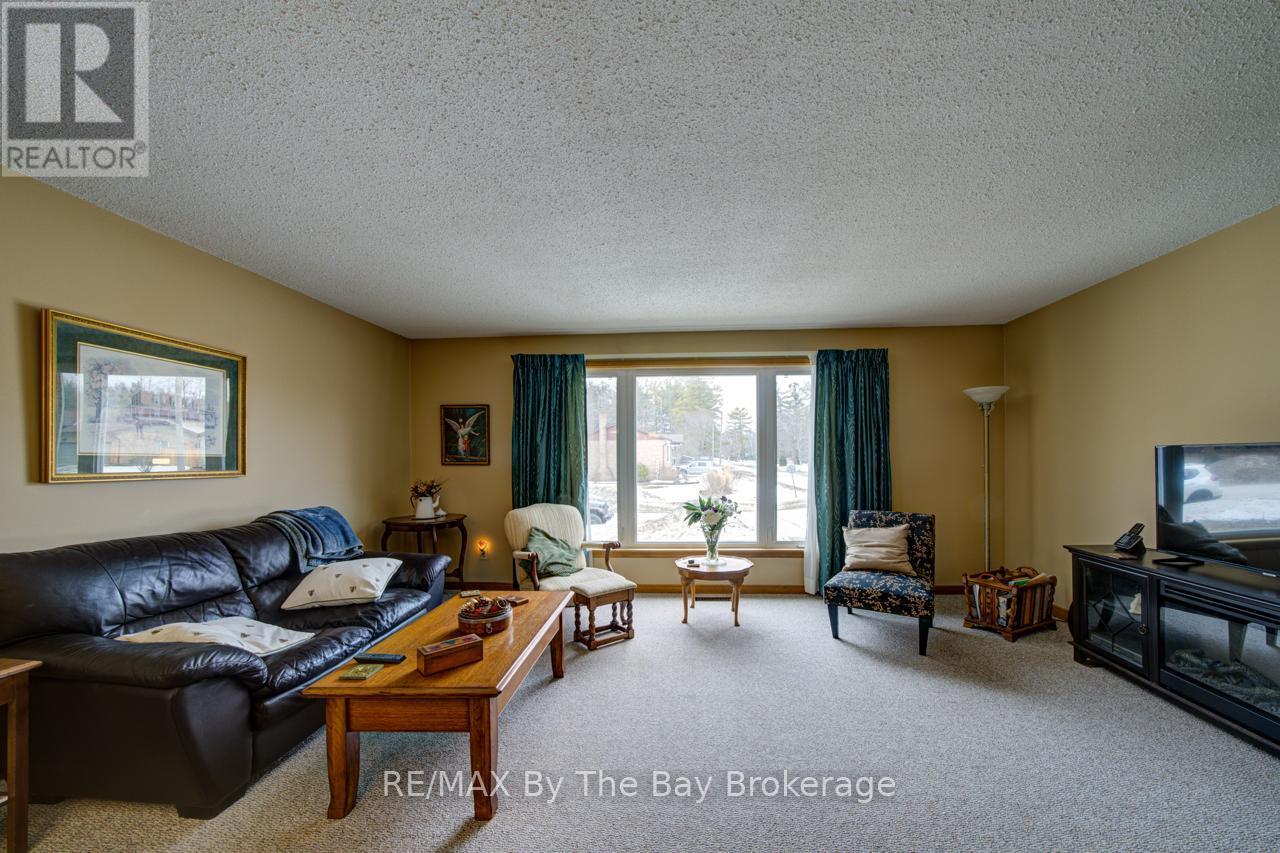 229 Datas Drive E, Clearview (Stayner), ON - Indoor Photo Showing Living Room