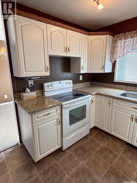154 Parker Crescent, Canora, SK - Indoor Photo Showing Kitchen