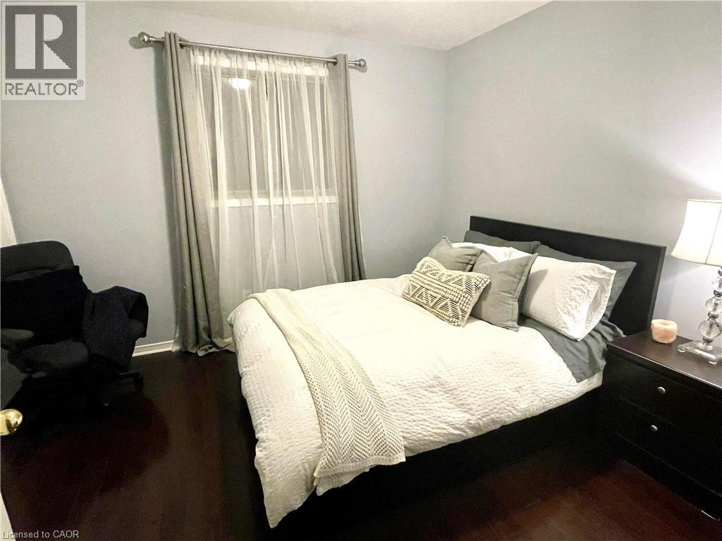 593 Southridge Drive, Hamilton, ON - Indoor Photo Showing Bedroom
