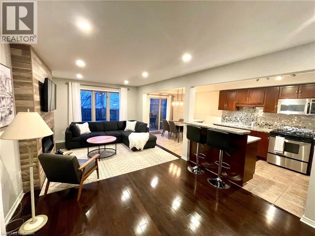 593 Southridge Drive, Hamilton, ON - Indoor Photo Showing Kitchen With Upgraded Kitchen