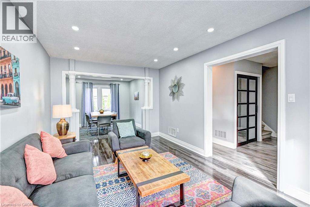 549 Burnett Avenue, Cambridge, ON - Indoor Photo Showing Living Room