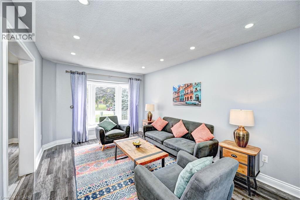 549 Burnett Avenue, Cambridge, ON - Indoor Photo Showing Living Room