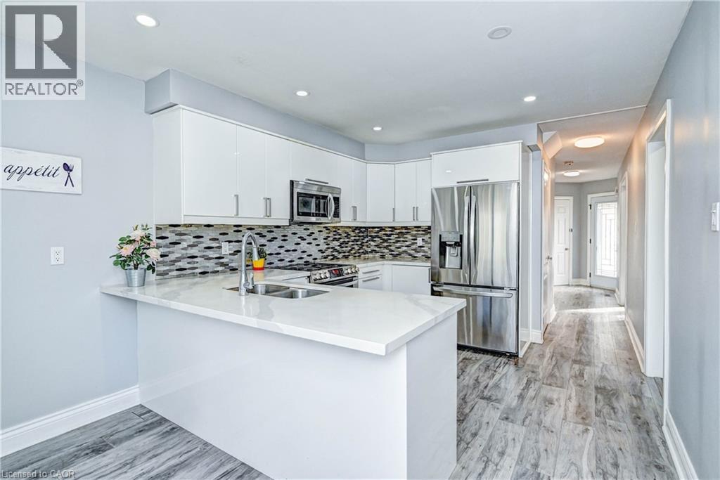 549 Burnett Avenue, Cambridge, ON - Indoor Photo Showing Kitchen With Double Sink With Upgraded Kitchen