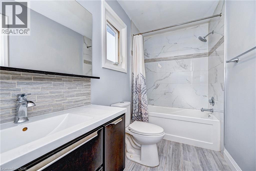 549 Burnett Avenue, Cambridge, ON - Indoor Photo Showing Bathroom