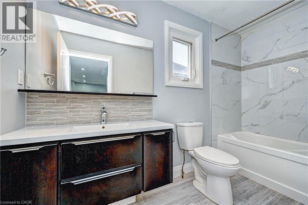 549 Burnett Avenue, Cambridge, ON - Indoor Photo Showing Bathroom