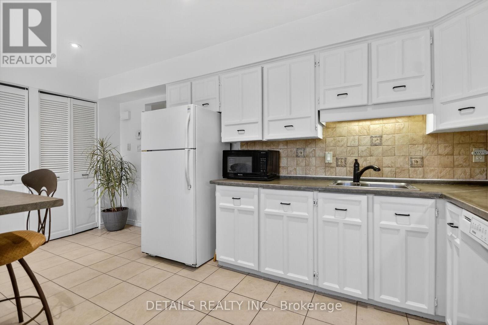 40 Appleby Private, Ottawa, ON - Indoor Photo Showing Kitchen With Double Sink