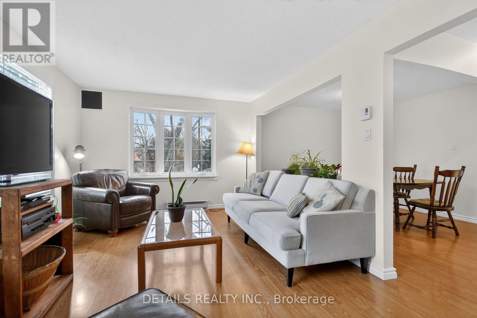 40 Appleby Private, Ottawa, ON - Indoor Photo Showing Living Room
